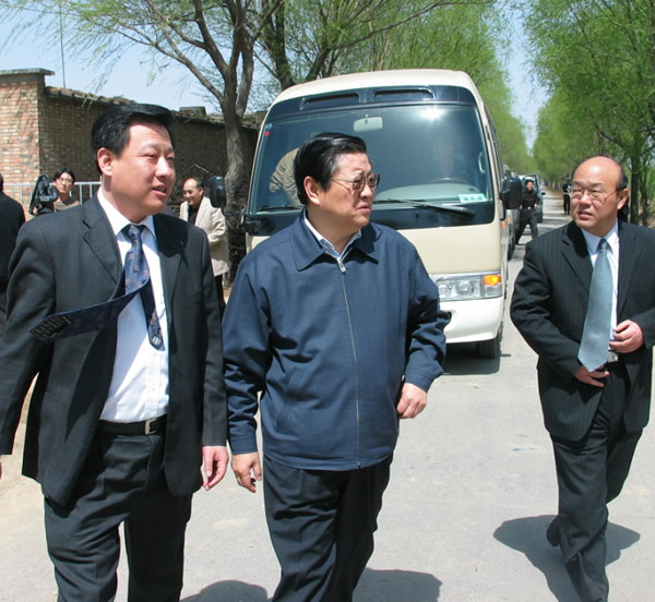 2005年，时任河北省省委书记白克明同志（中）来我公司视察